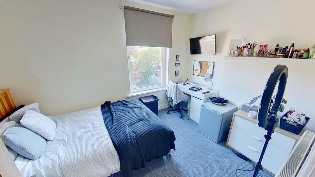 Bright, well-kept double bedroom with a comfort...