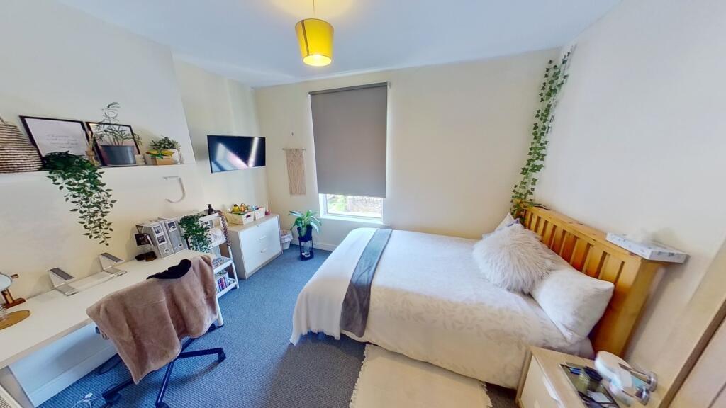 Well-presented double bedroom with a comfortabl...