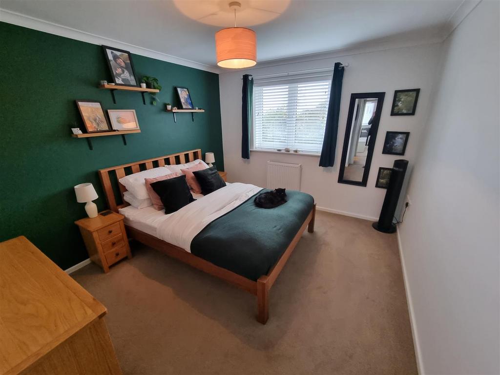 Bed 2.jpg