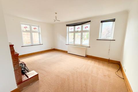 3 bedroom detached bungalow to rent, Wraysbury, Berkshire