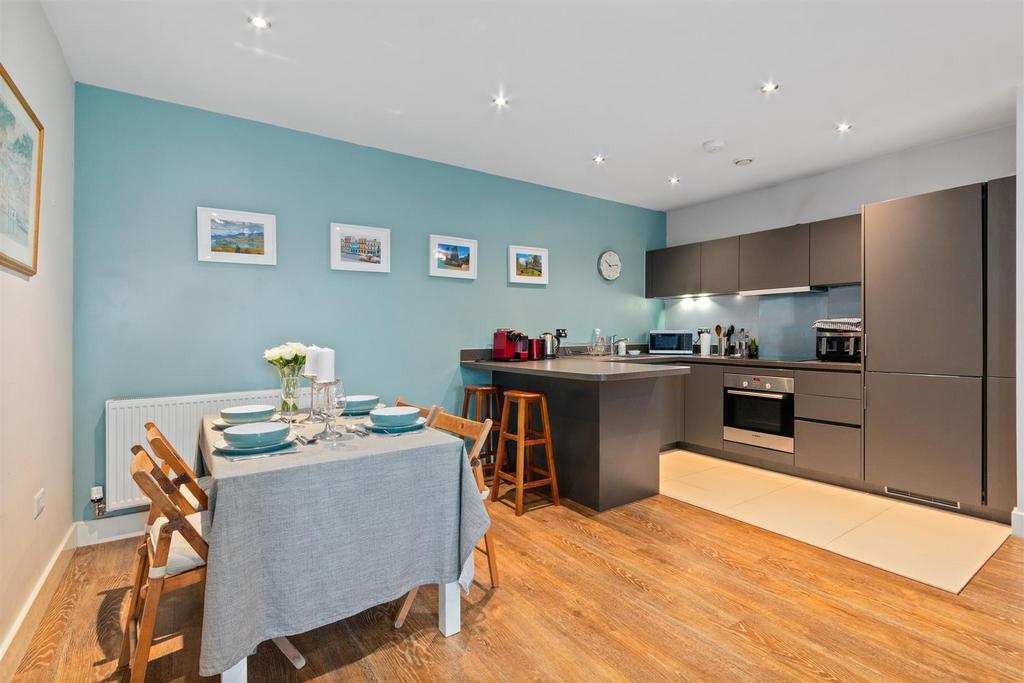 Kitchen & Dining