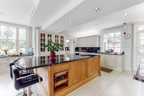 7 bedroom detached house to rent, Mount Park Road, Harrow HA1
