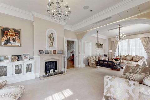7 bedroom detached house to rent, Mount Park Road, Harrow HA1