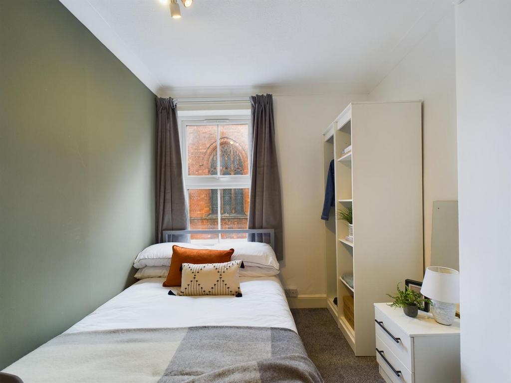 A cozy and inviting double bedroom with good li...