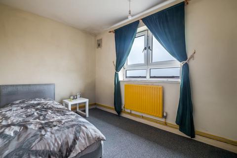 undefined, Flat , The Crest, Knights Hill, London