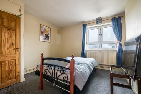 undefined, Flat , The Crest, Knights Hill, London