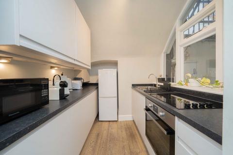 2 bedroom flat to rent, Kensington Gardens Square, London W2
