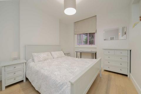 2 bedroom flat to rent, Kensington Gardens Square, London W2