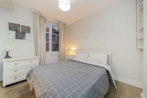 2 bedroom flat to rent, Kensington Gardens Square, London W2