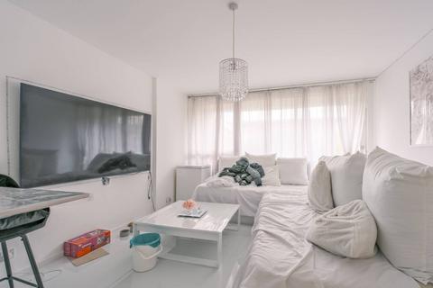 3 bedroom flat for sale, Midship Point, E14, Docklands, London, E14