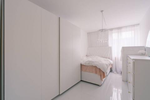 3 bedroom flat for sale, Midship Point, E14, Docklands, London, E14