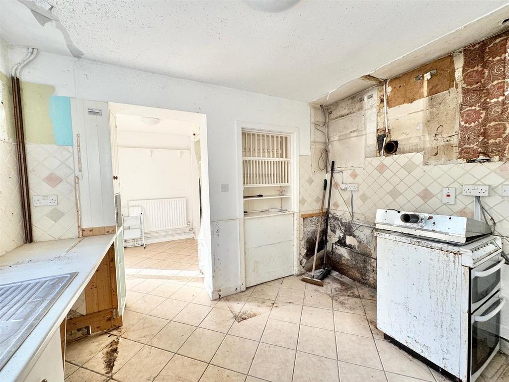 Kitchen 2.jpg