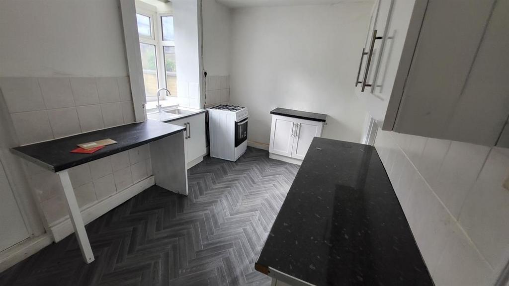 Bright, functional kitchen with long worktops, ...