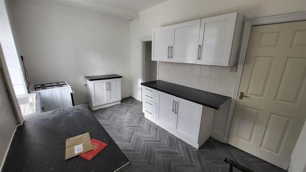 Bright, modern kitchen with white fitted cabine...