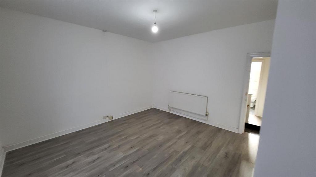 Bright, freshly painted double bedroom with new...