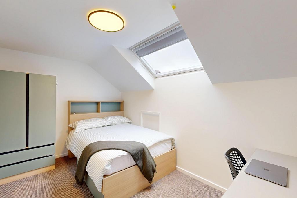 Bright double bedroom with a comfortable double...