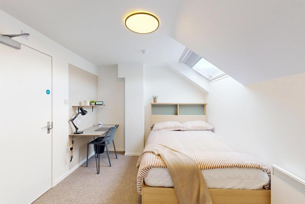 Bright, neatly presented attic bedroom with a c...