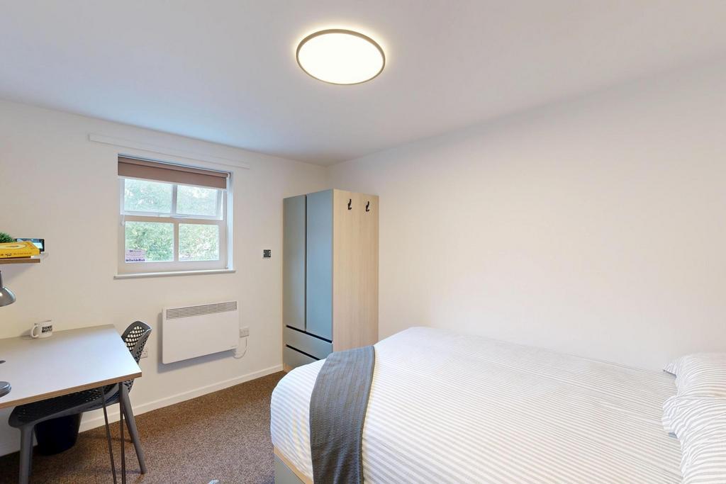 Bright, tidy double bedroom with a comfortable ...