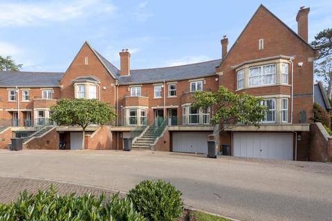 5 bedroom terraced house to rent, Sandy Lane, St Ann's Park, GU25 4TA