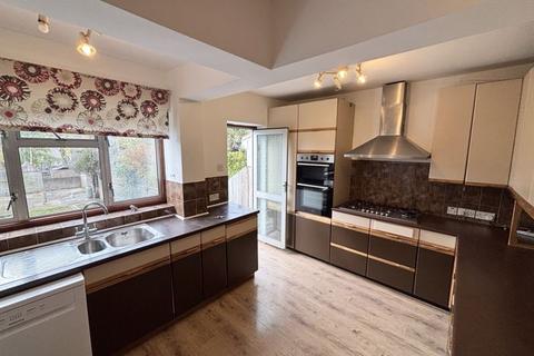 4 bedroom semi-detached house to rent, Cambridge Road, Carshalton