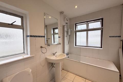 4 bedroom semi-detached house to rent, Cambridge Road, Carshalton