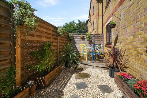 7 Riverside Close, London, E5 9SP
