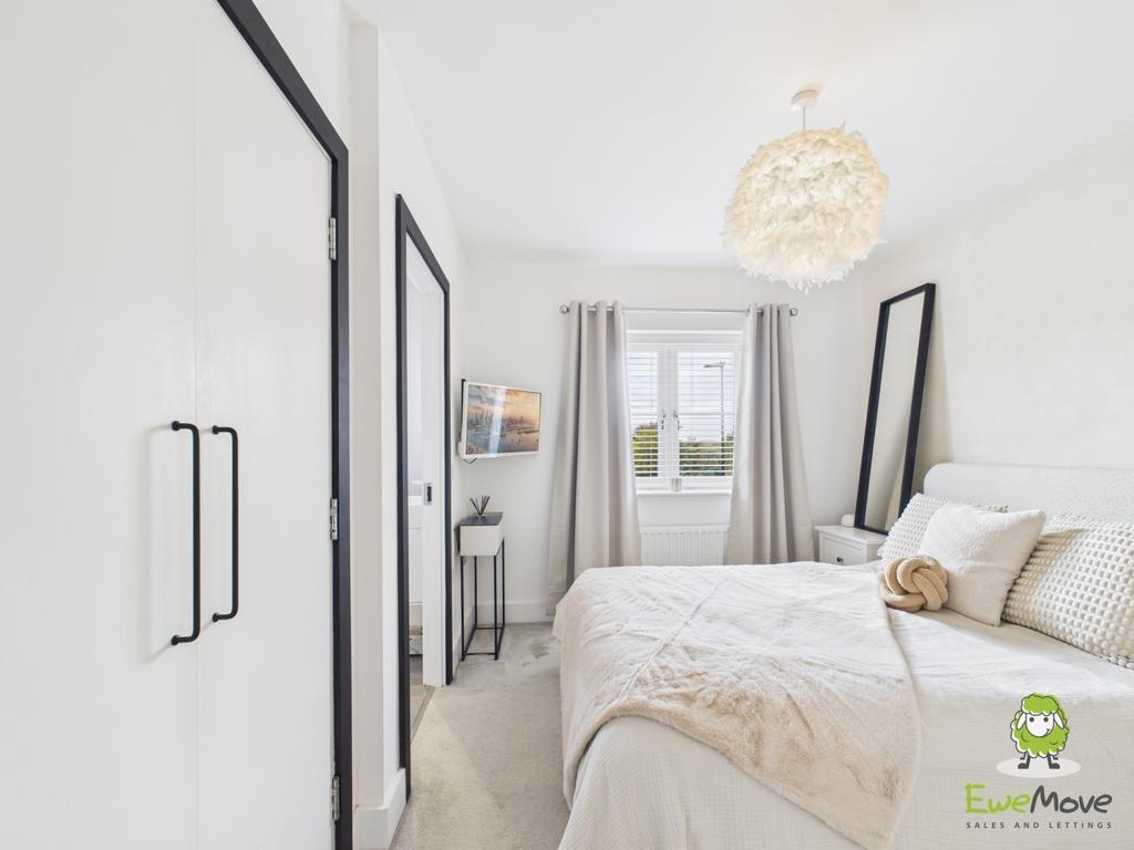 Ewe Move Estate Agents Basingstoke - Fishbourne Gar