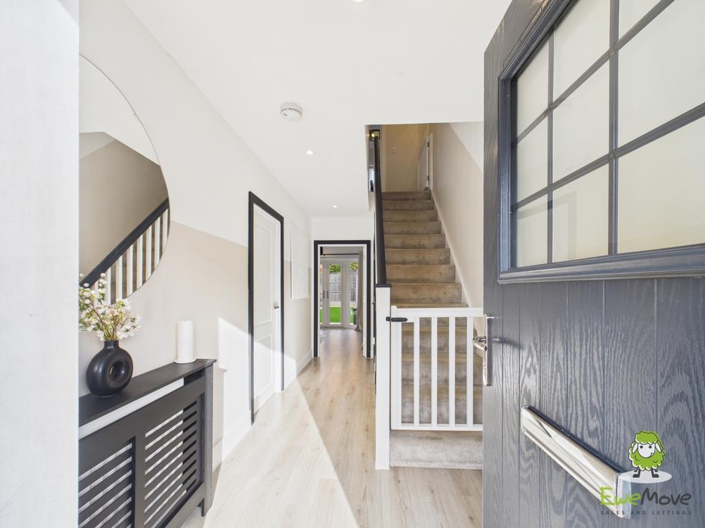 Ewe Move Estate Agents Basingstoke - Fishbourne Gar