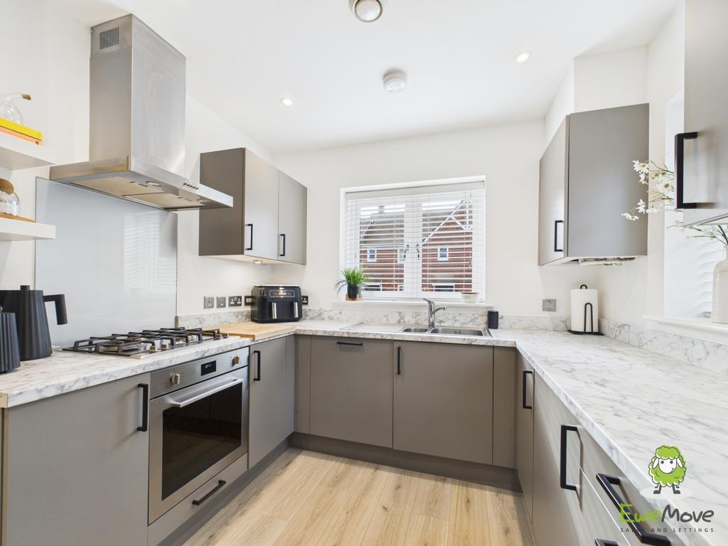 Ewe Move Estate Agents Basingstoke - Fishbourne Gar