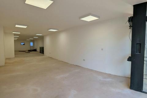 Retail property (high street) to rent, 32 Market Pl Reading RG1 2DE