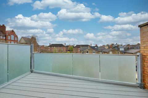 2 bedroom flat to rent, Chatham Road, London, SW11