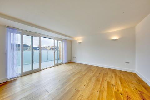 2 bedroom flat to rent, Chatham Road, London, SW11