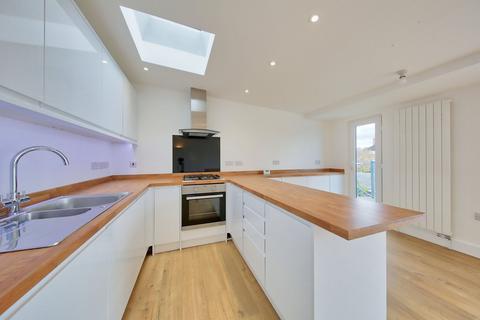 2 bedroom flat to rent, Chatham Road, London, SW11