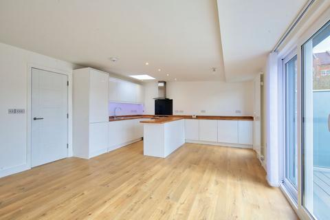 2 bedroom flat to rent, Chatham Road, London, SW11