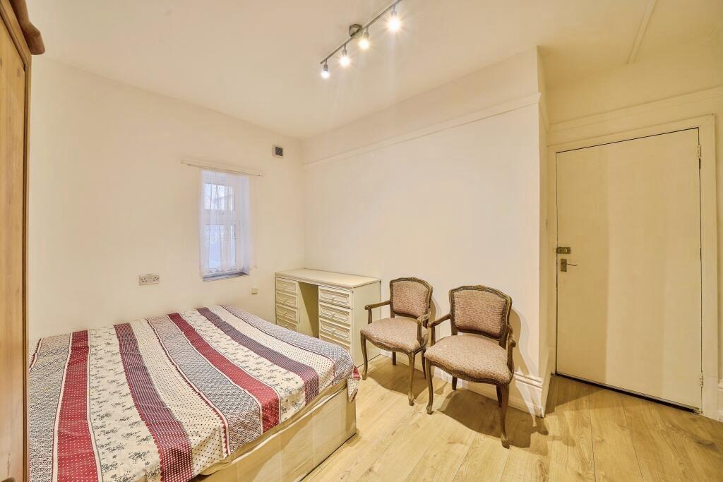 Bright, simply furnished double bedroom with wo...