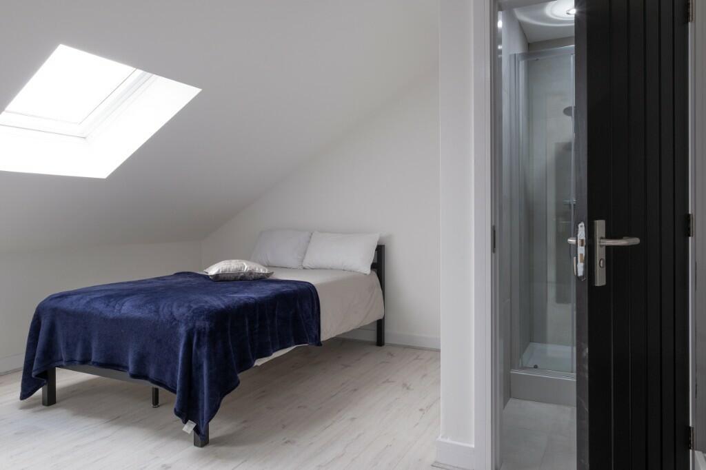 Bright, neatly presented double bedroom with a ...