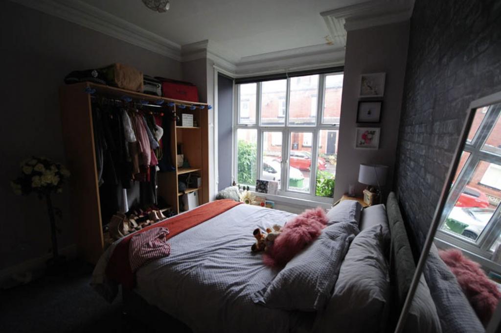 A cozy double bedroom featuring a comfortable b...
