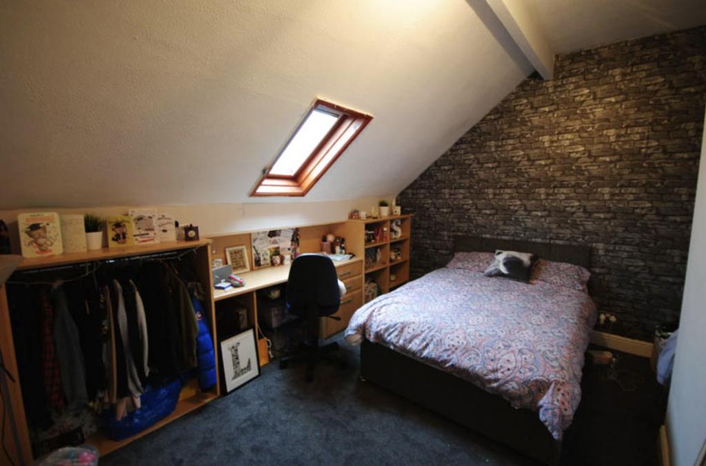 A cozy bedroom featuring a comfortable double b...