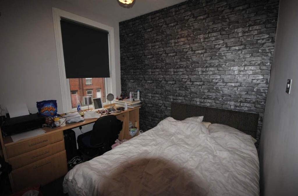 A cozy bedroom featuring a comfortable double b...
