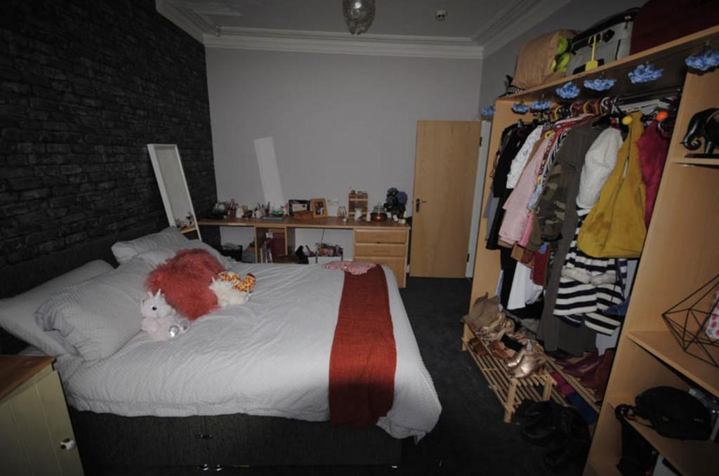 A cozy bedroom featuring a comfortable double b...