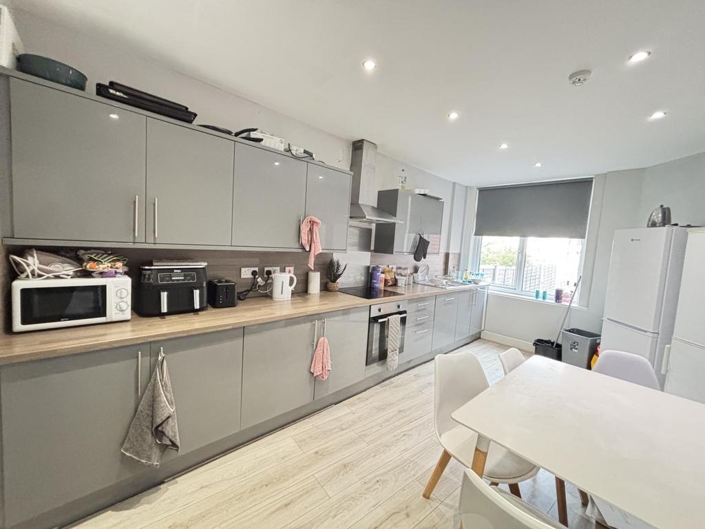 Bright and spacious kitchen with ample counter ...