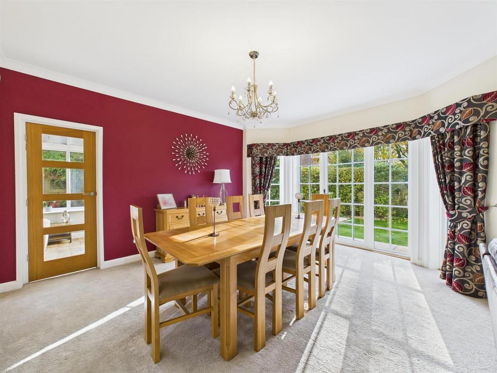 Dining room: