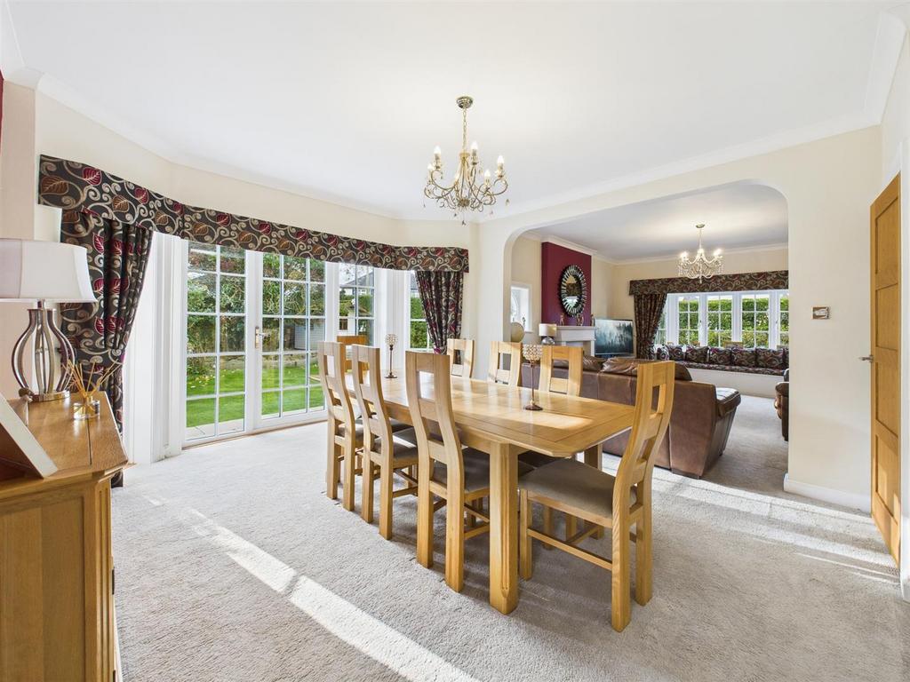 Dining room: