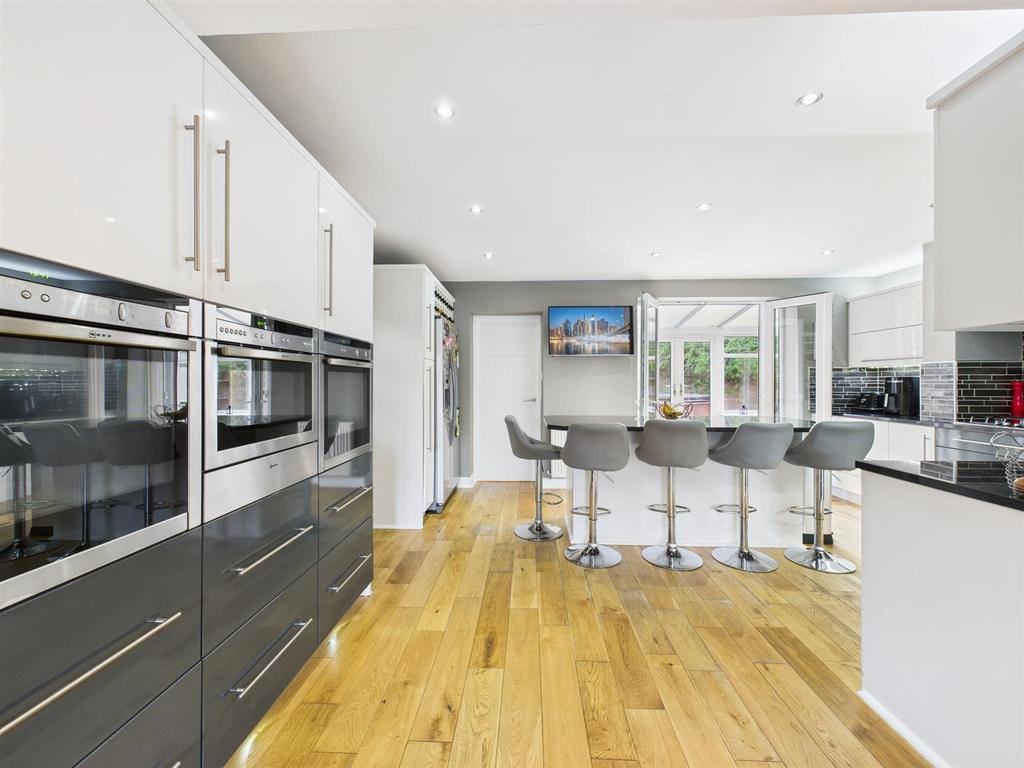 Kitchen/dining/living room: