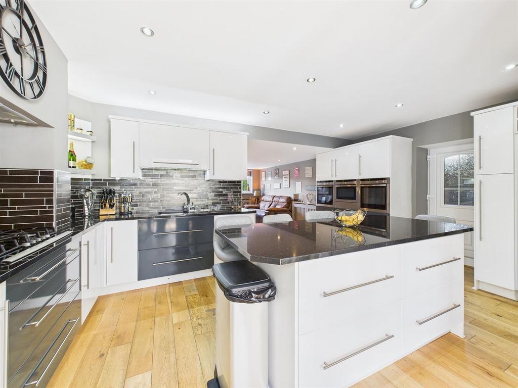 Kitchen/dining/living room: