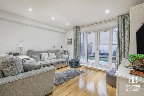 2 bedroom flat for sale, Yellowpine Way, Chigwell, IG7