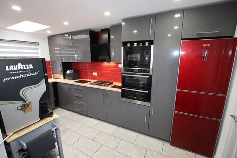 4 bedroom bungalow for sale, Leas Road, Clacton on Sea, CO15