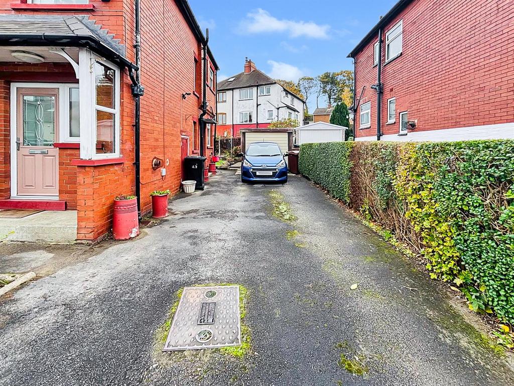 Off Street Parking / Driveway / Single Garage: