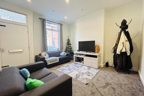 4 bedroom terraced house to rent, Welton Place, Hyde Park, Leeds, LS6 1EW
