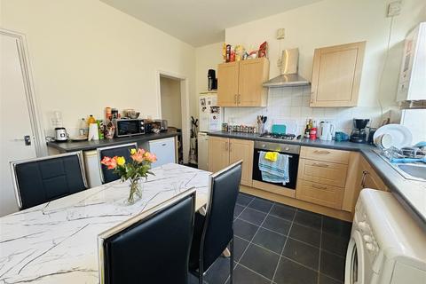 4 bedroom terraced house to rent, Welton Place, Hyde Park, Leeds, LS6 1EW